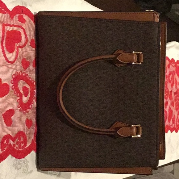 Michael Kors purse with matching wallet - Picture 5 of 8